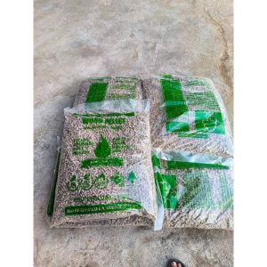Alternative view of Viên nén gỗ mùn cưa Đóng bao PE 15kg Đạt chuẩn I2 standard làm chất đốt Wood pellet packed 15kg PE bag Made in Vietnam